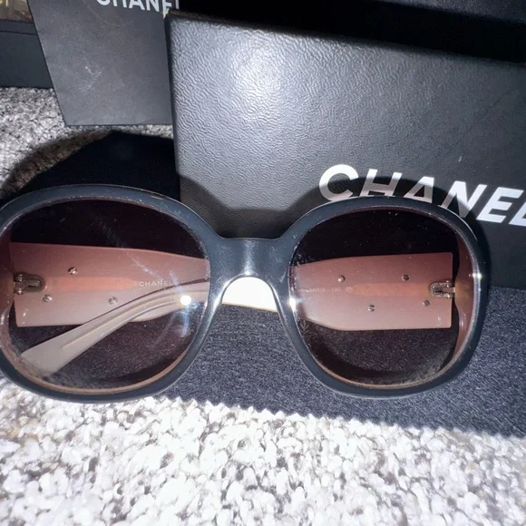 CHANEL Black and Pink Oversized Sunglasses - Picture 4 of 16